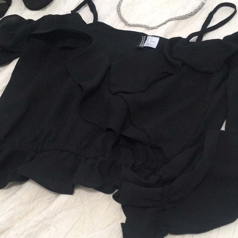 Cold Shoulder Ruffle Crop - Picture 2 of 6